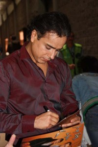 "Don Armando" firmó autógrafos para las visitantes