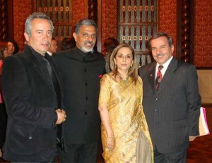 Alfonso Álvarez, creador de la imagen del Festival, el embajador de India Deepak Bohjwani y esposa, y  Henry Laguado director del Festival
