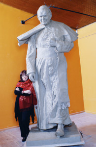 Julia Merizalde con su escultura de Juan Pablo II