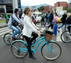 Mujer en cicloruta